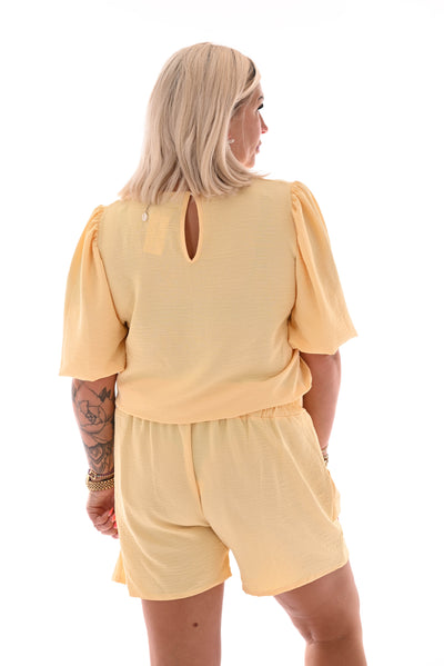 Tvådelat set med shorts & puffärmar | Smörgul
