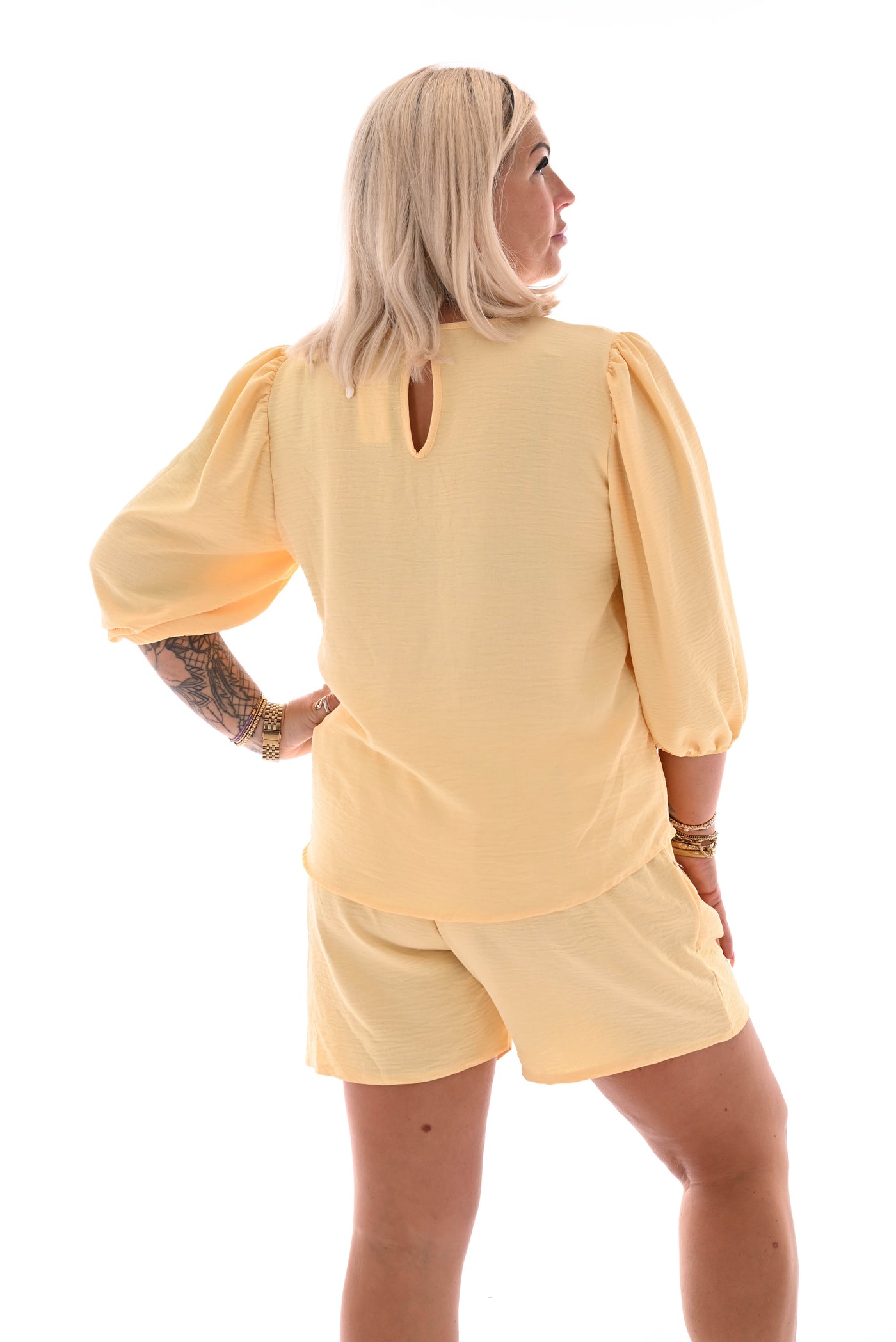 Tvådelat set med shorts & puffärmar | Smörgul